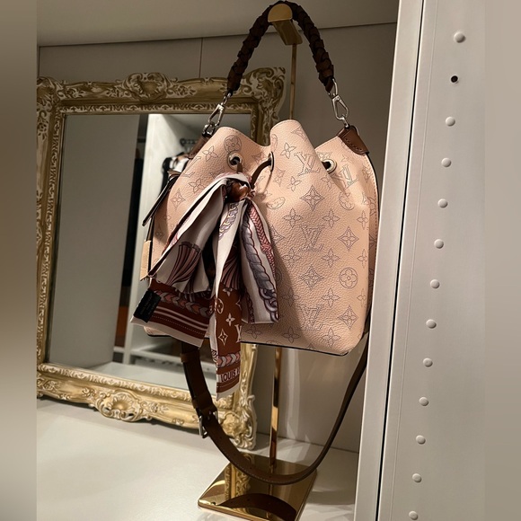 Louis Vuitton Muria Cream Mahina Leather with Brown braided strap and scarf - Picture 9 of 10